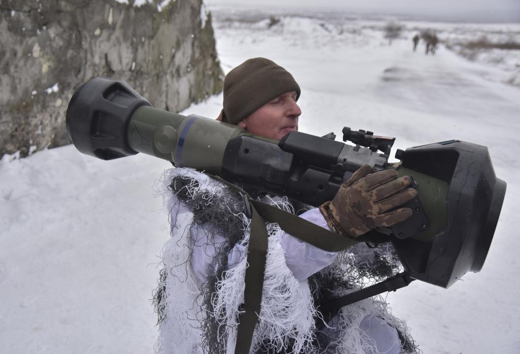 Soldado ucraniano con cohete antitanque
