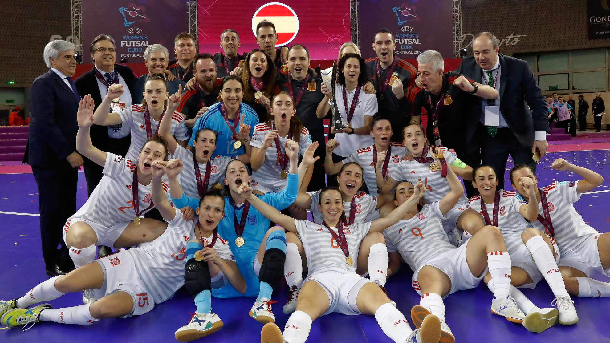 La selección española celebra el título logrado en 2019