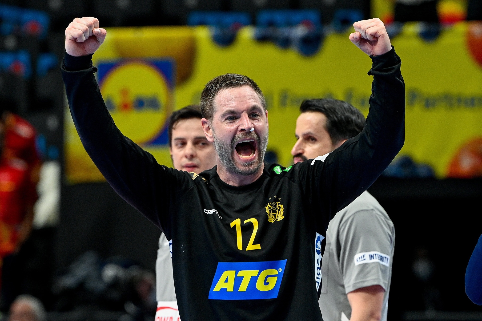 Andreas Palicka celebra el triunfo de Suecia