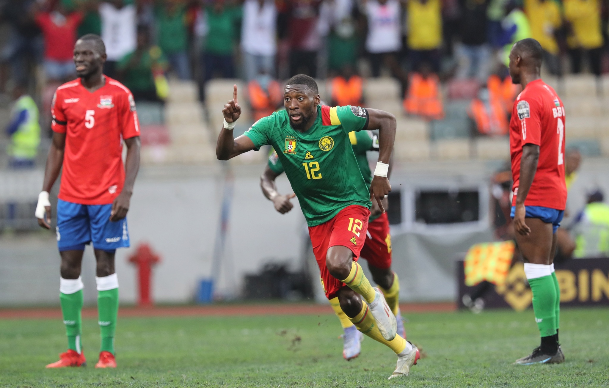 Toko Ekambi celebra uno de sus dos goles a Gambia