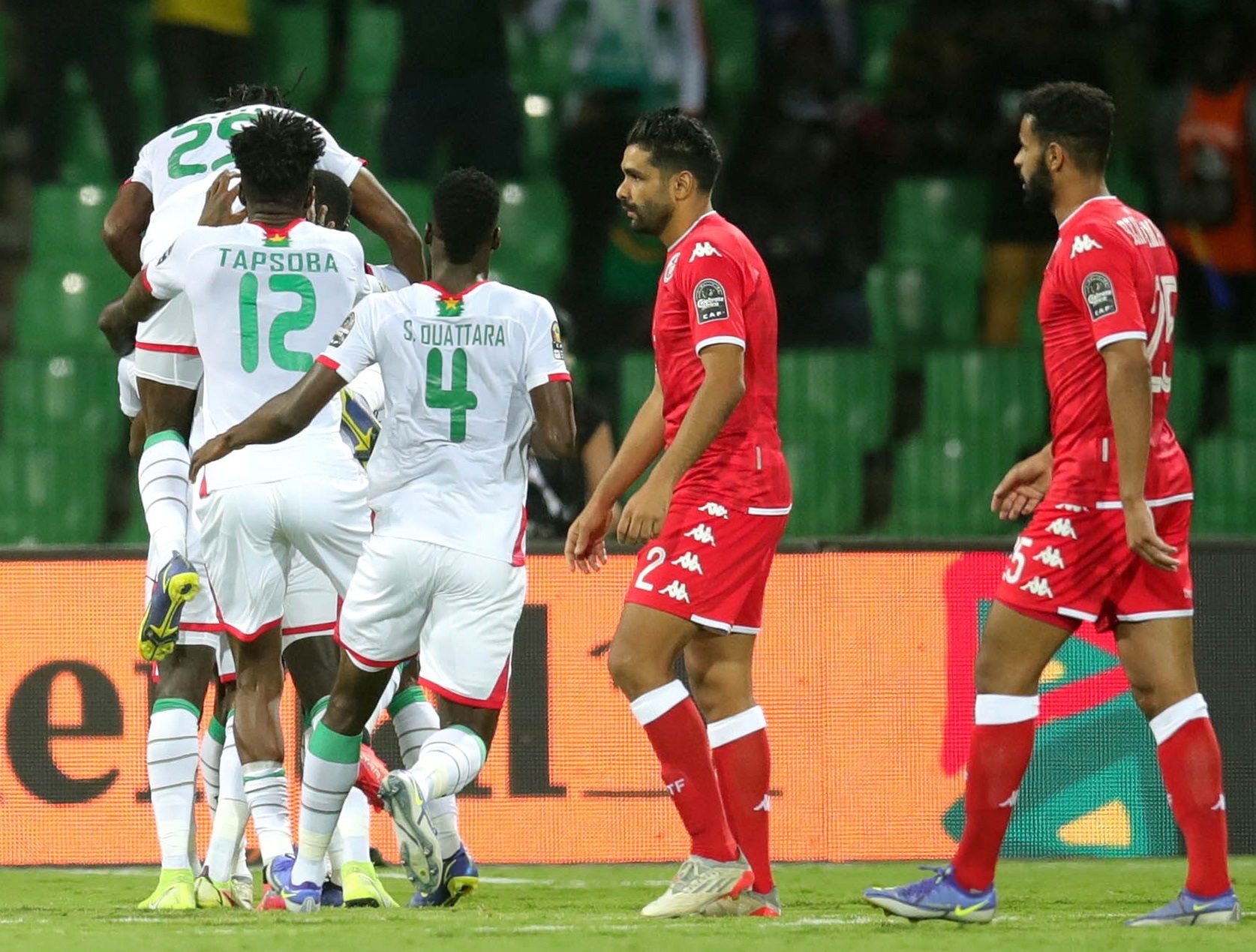 Los jugadores de Burkina Faso celebran su gol a Túnez