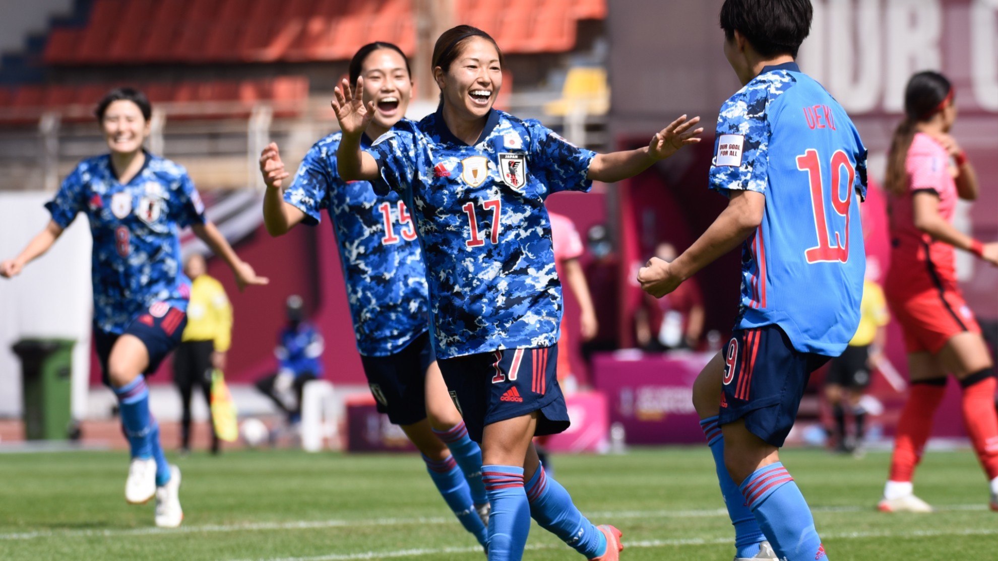 Las jugadoras de Japón celebran un gol en un partido de la Copa Asiática.