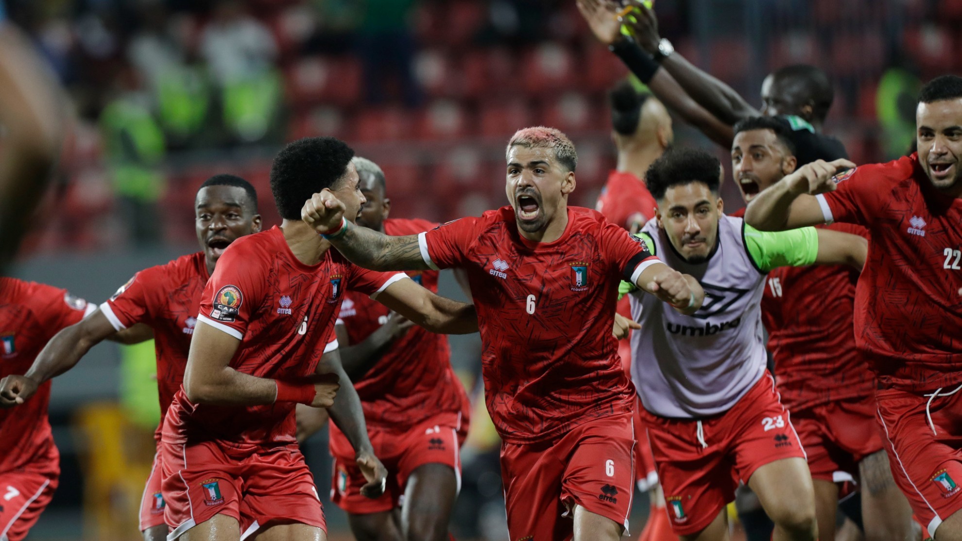 Los futbolistas de Guinea Ecuatorial celebran el pase a cuertos tras vencer a Malí en penaltis