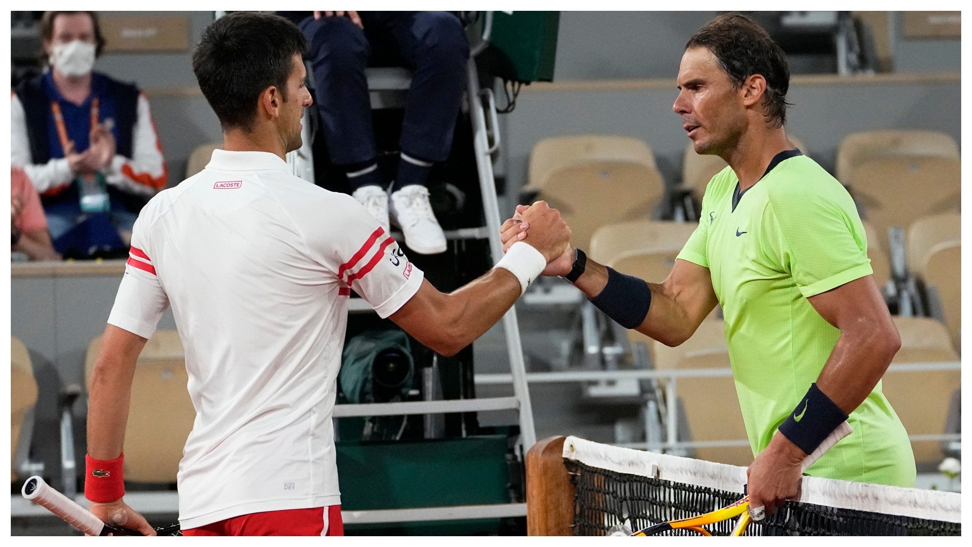 Novak Djokovic y Rafa Nadal se saludan tras las semifinales de Roland Garros del pasado año.