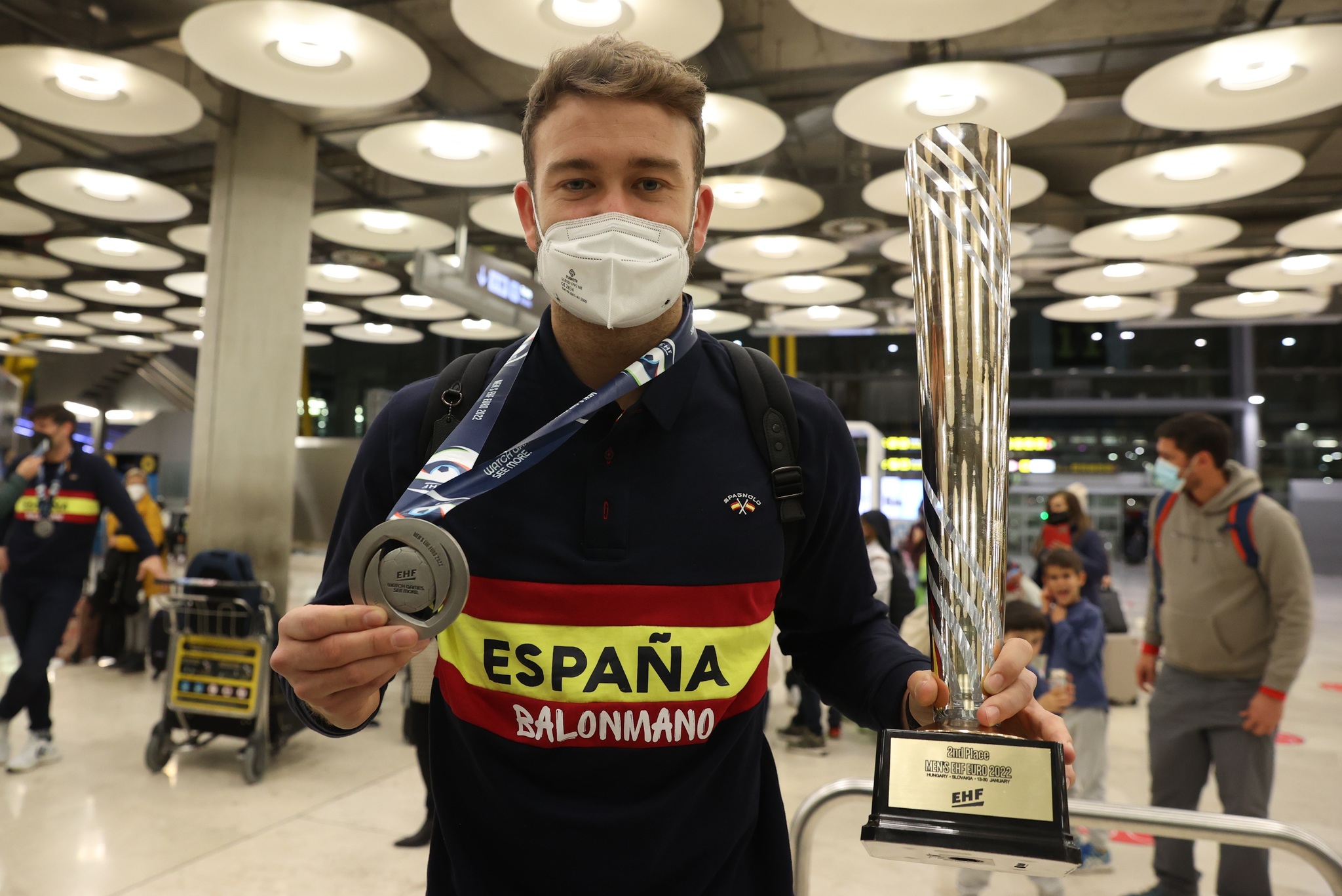 Gonzalo Prez de Vargas, con su medalla y el trofeo de subcampeones de Europa