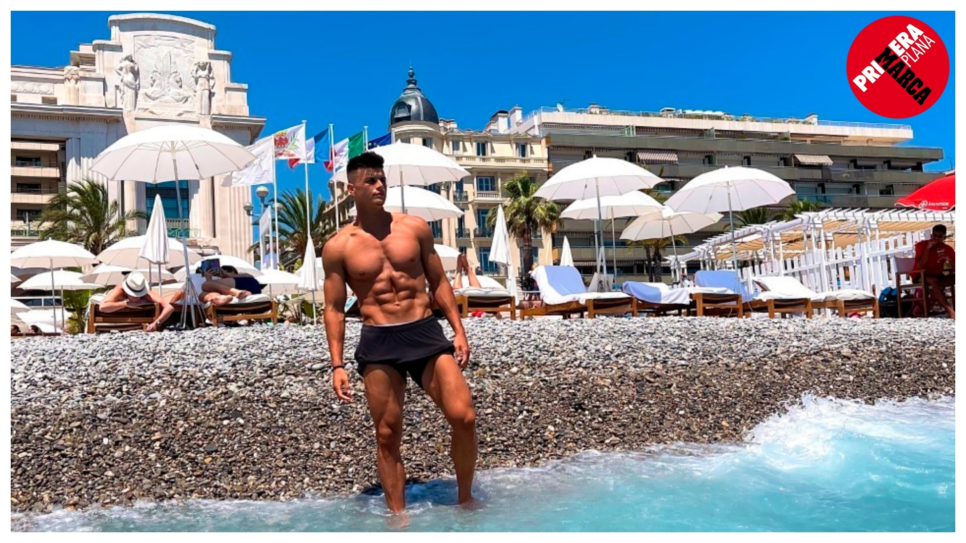 Daniliuc, luciendo músculo en la playa, con sólo un 4,6% de grasa corporal