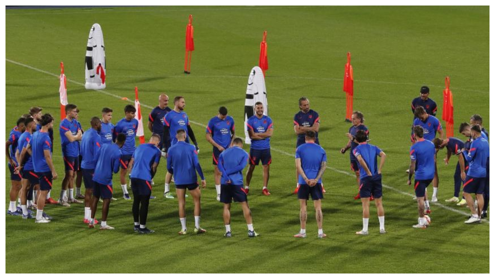 Simeone habla con sus jugadores en un entrenamiento.