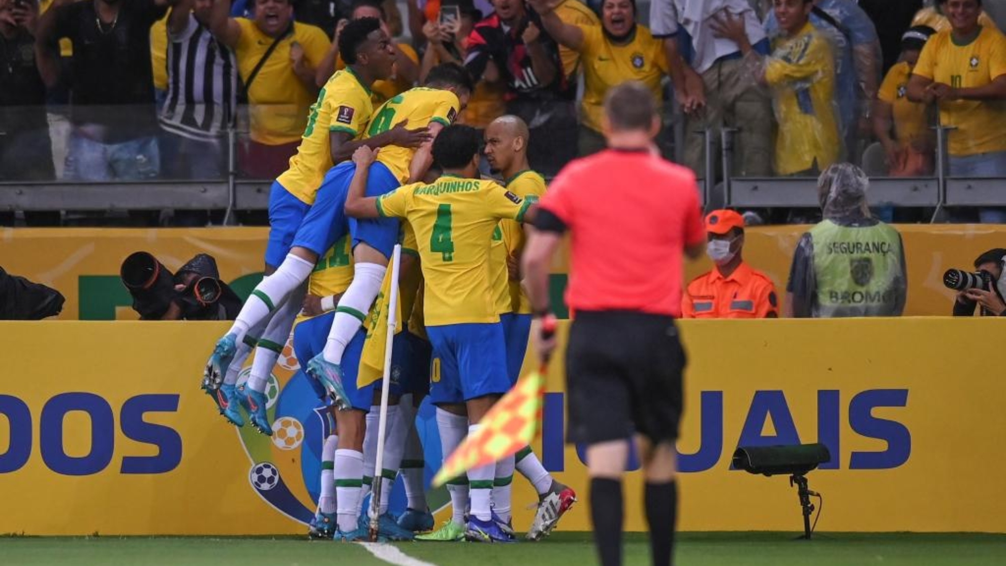 Los jugadores de Brasil celebran uno de los goles ante Paraguay.
