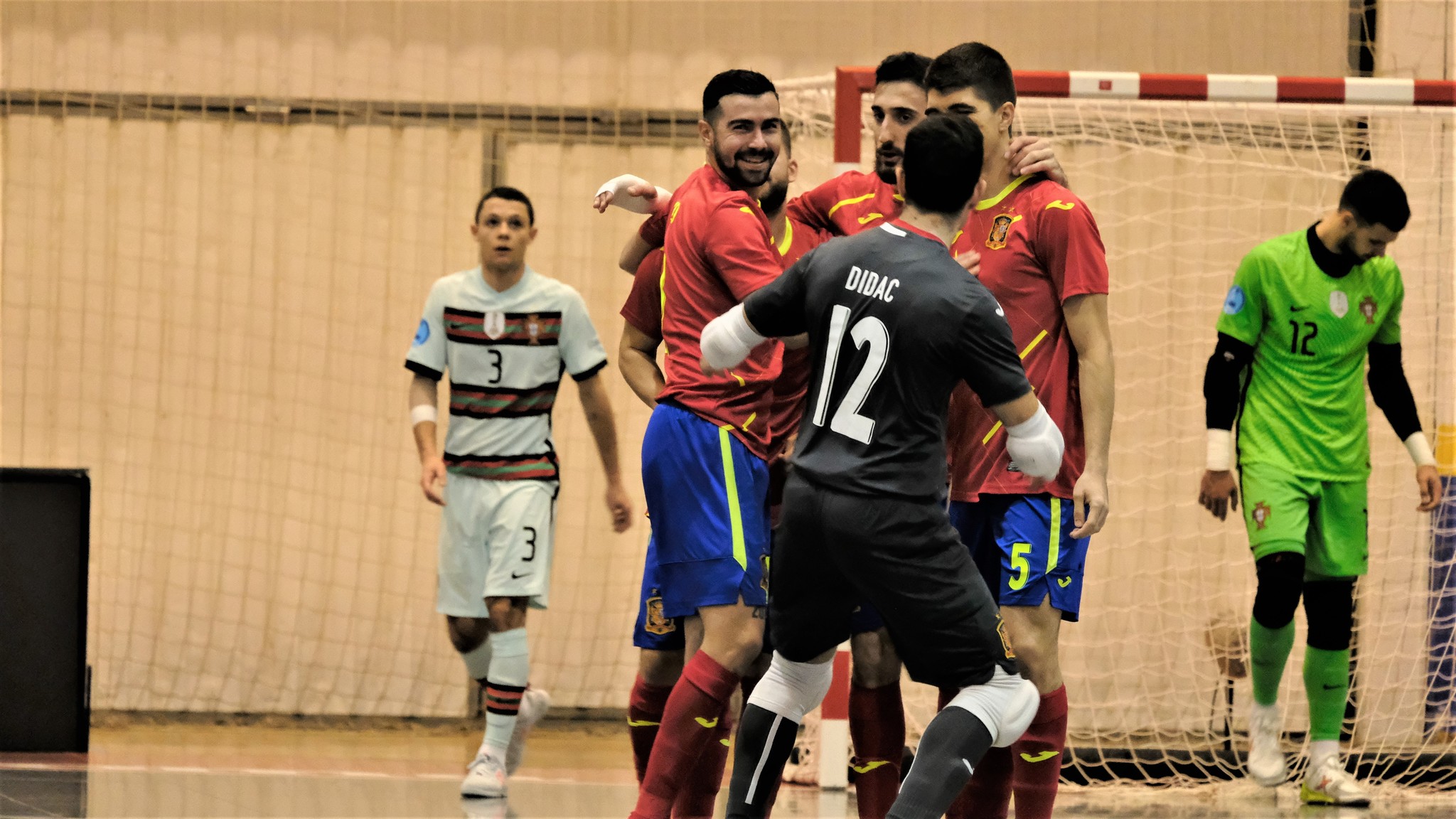 Los jugadores espaoles celebranun gol en el ltimo amistoso ante Portugal
