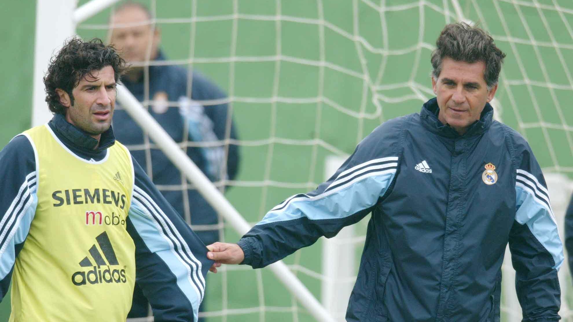 Carlos Queiroz da instrucciones a Luis Figo durante un entrenamiento en la Ciudad del Fútbol de Las Rozas.