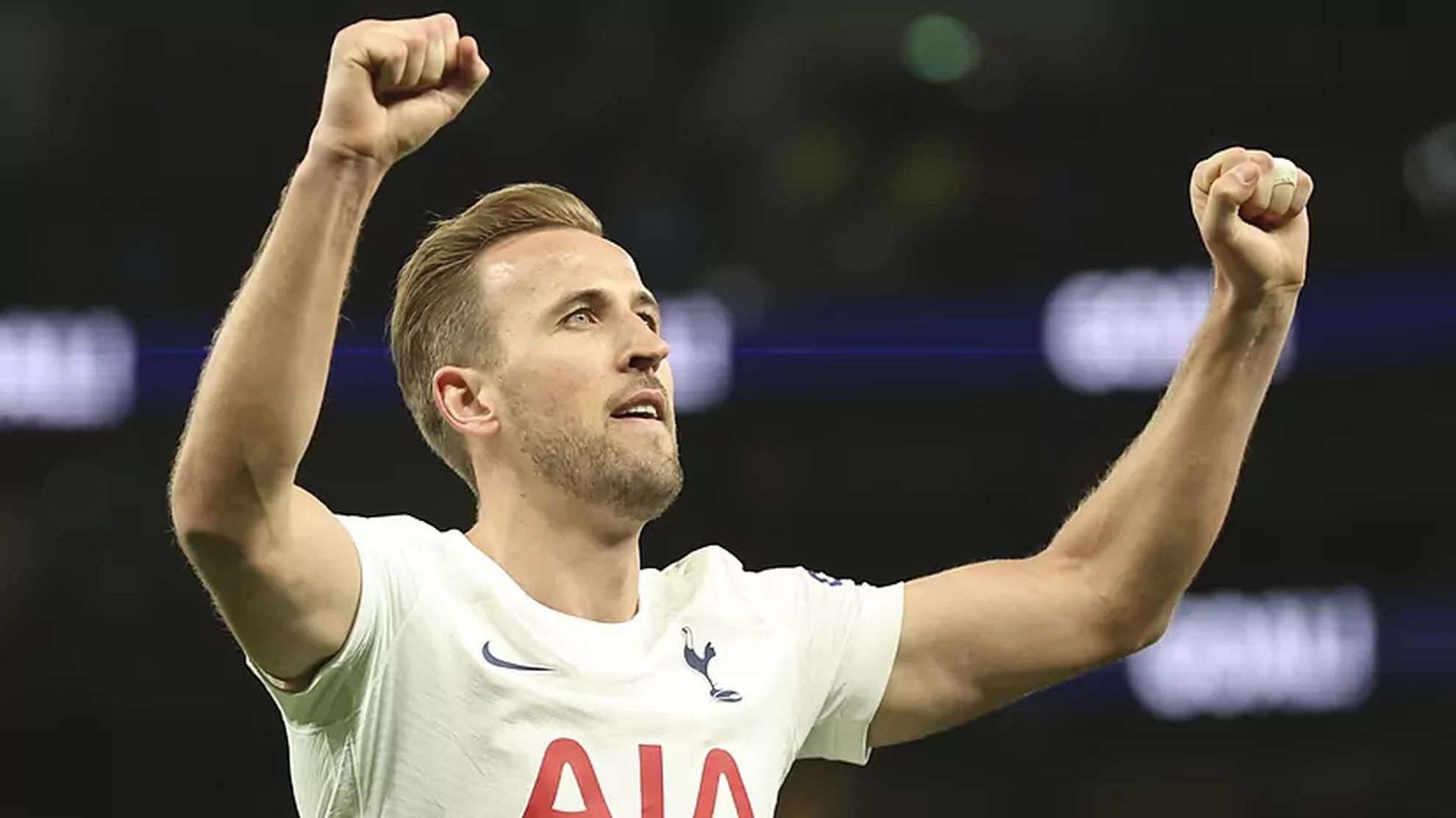 Kane celebrates as Tottenham beat Brighton