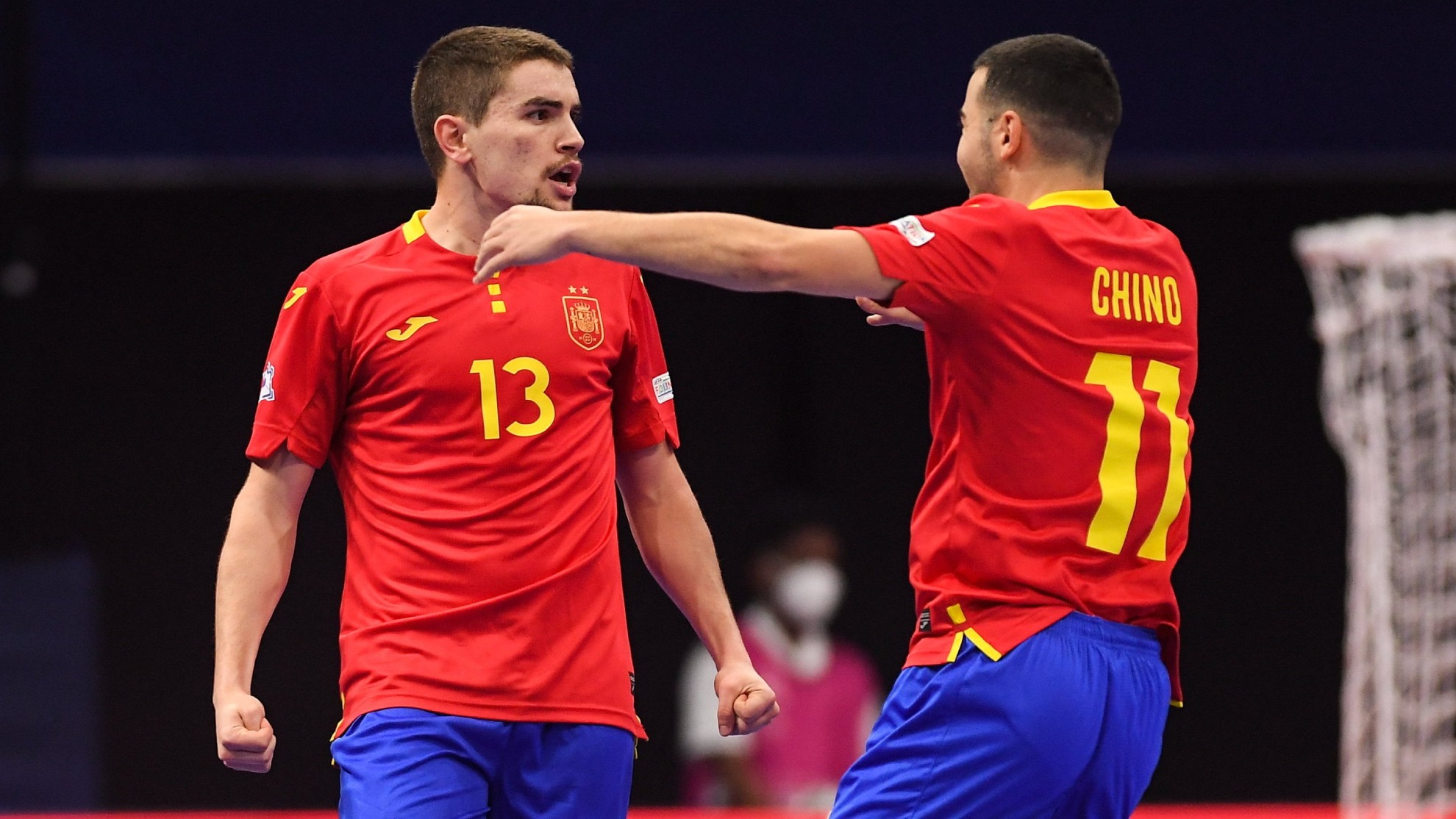 Mellado y Chino celebran el primer gol de España