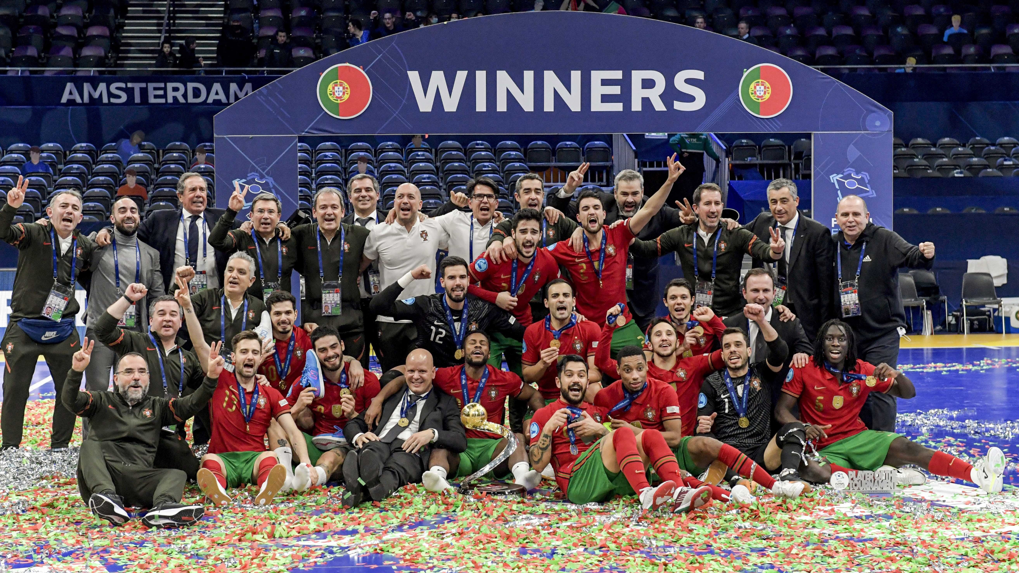 Los jugadores portugueses posan con el trofeo de campeones