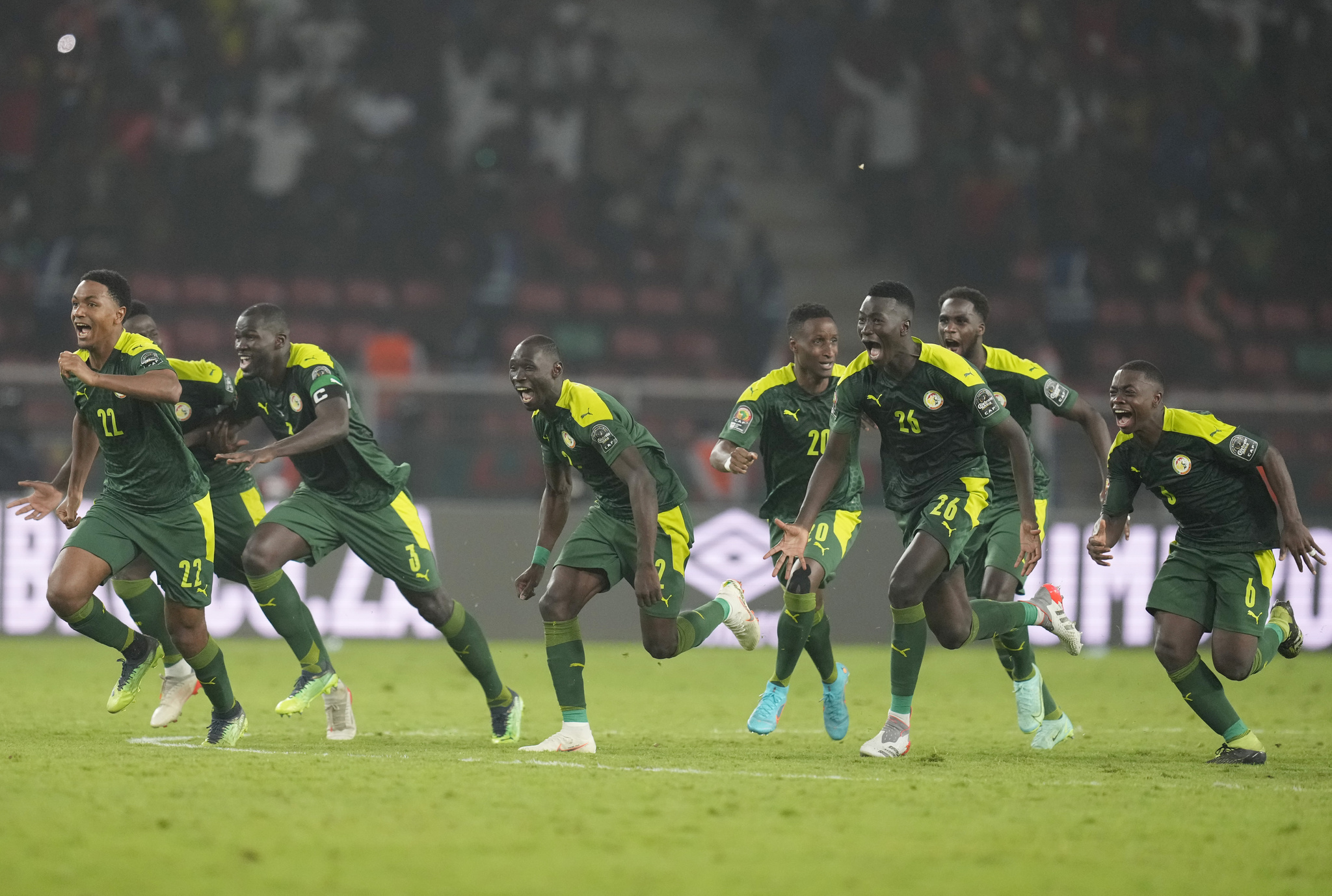 Los jugadores de Senegal celebran el triunfo en la tanda de penaltis ante Egipto
