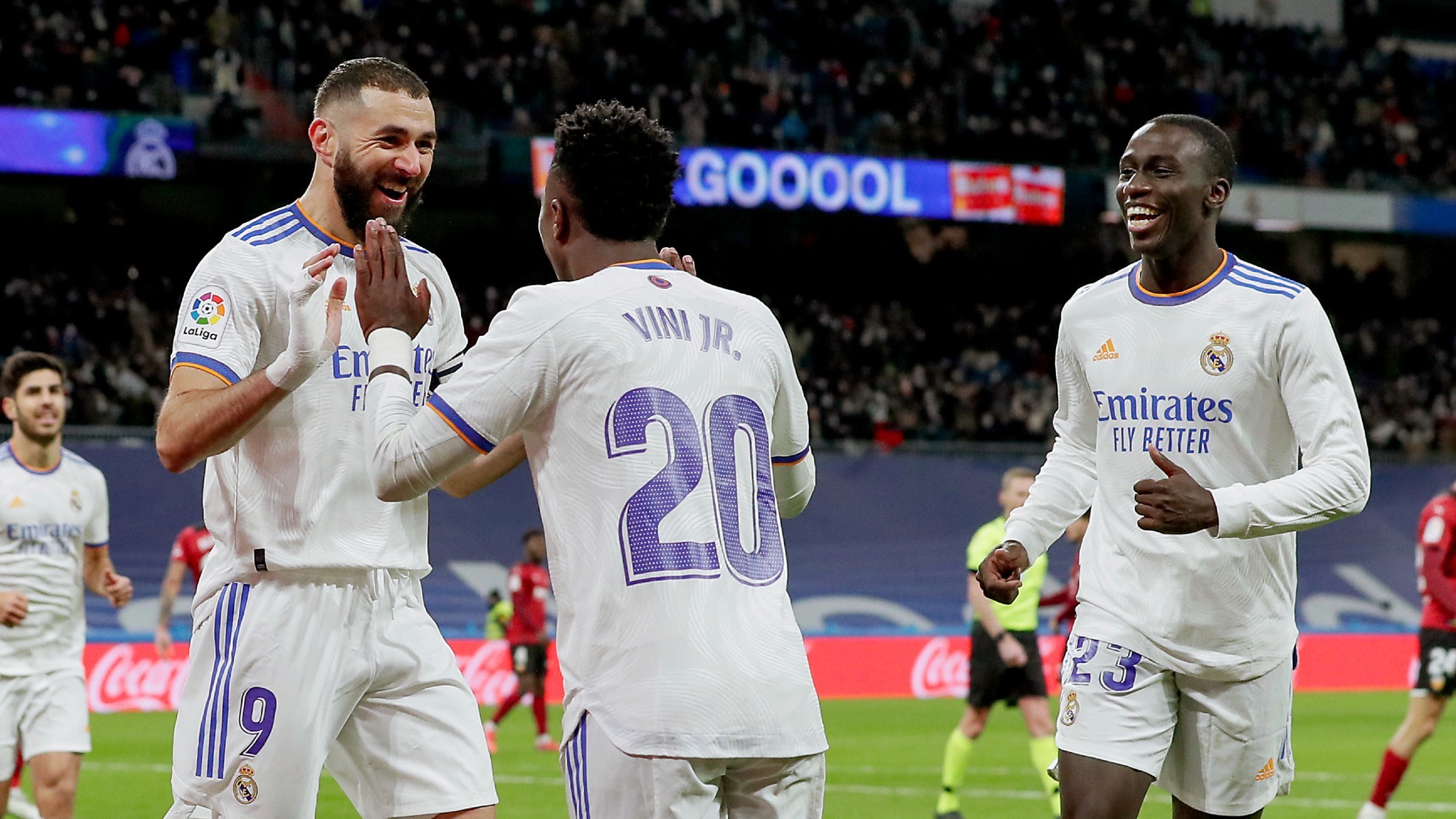 Benzema, Vini y Mendy celebran gol del Madrid