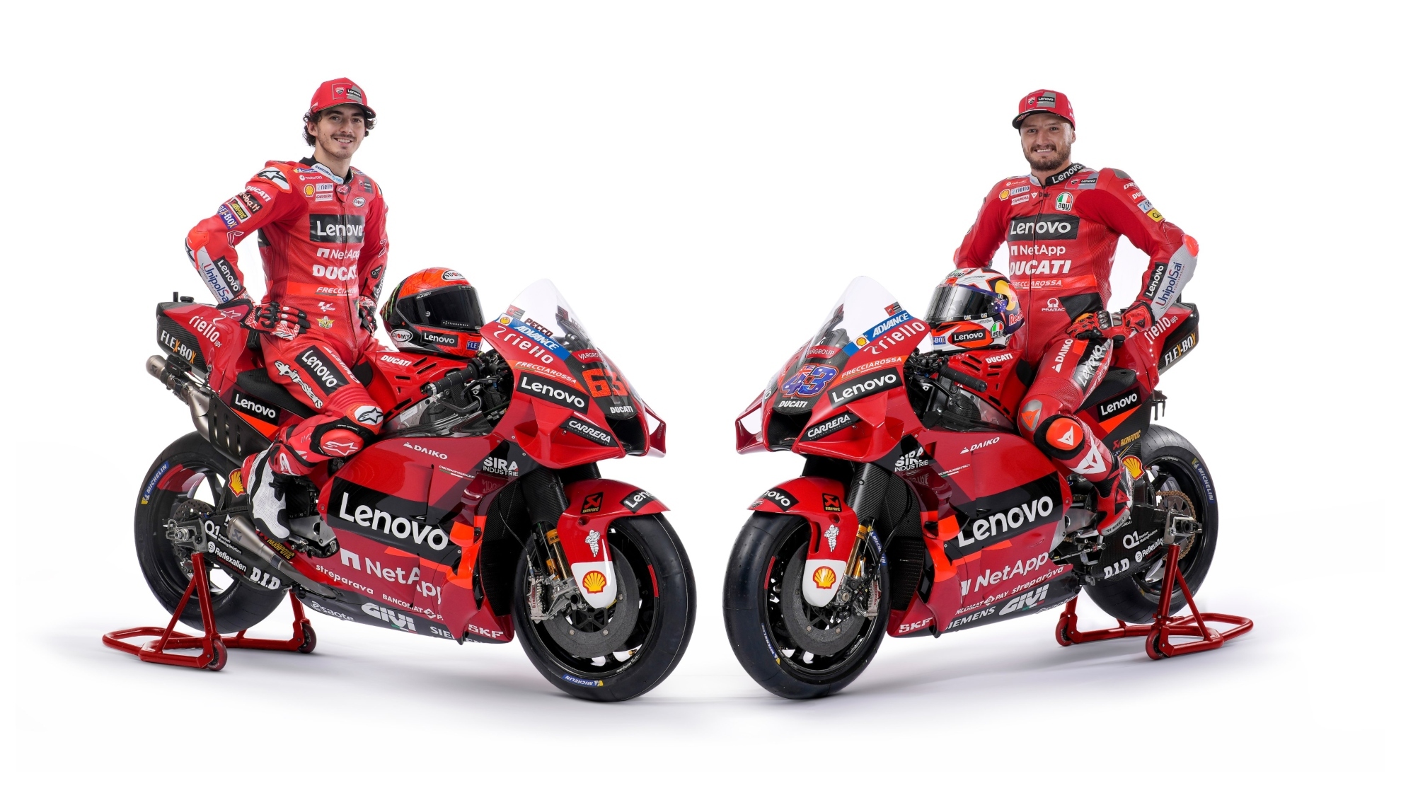 Bagnaia y Miller, sobre la Ducati GP22 de 2022.
