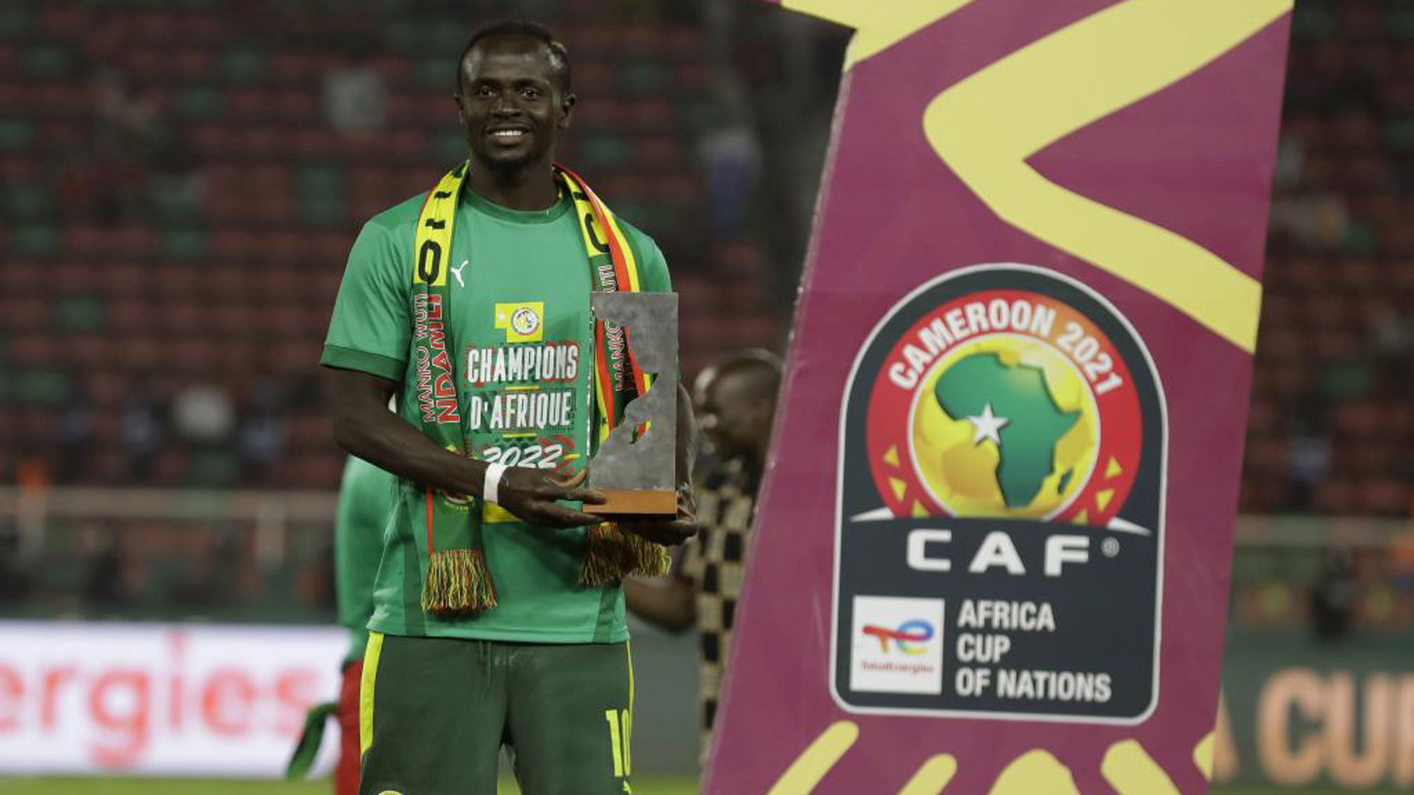Mané, con el MVP de la Copa África.