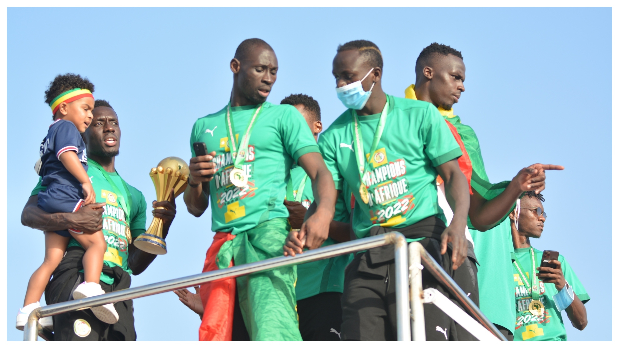 Los jugadores de Senegal celebran el triunfo por las calles de Dakar.