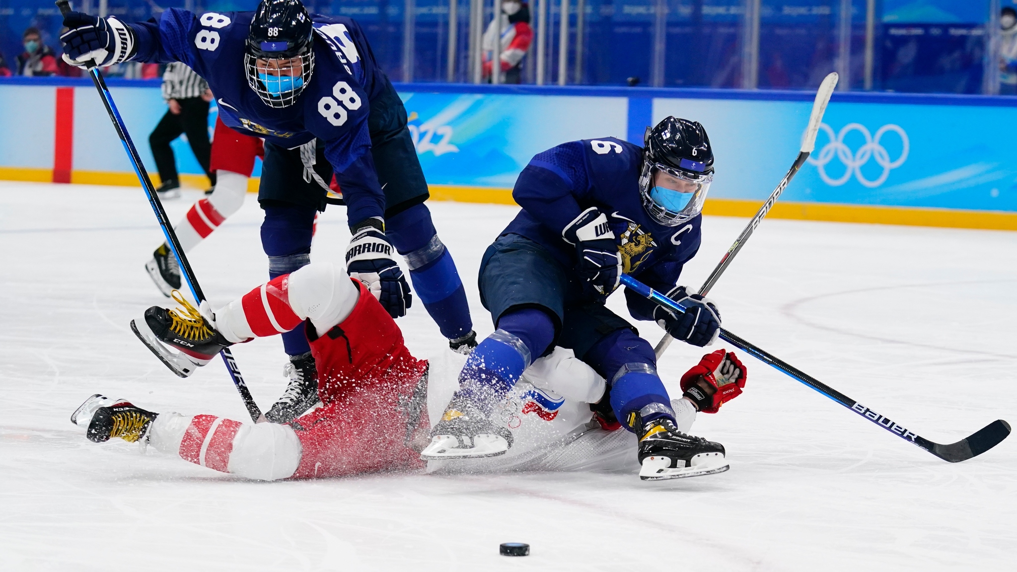 Las jugadoras de Finlandia (azul), con mascarillas en su partido contra Rusia