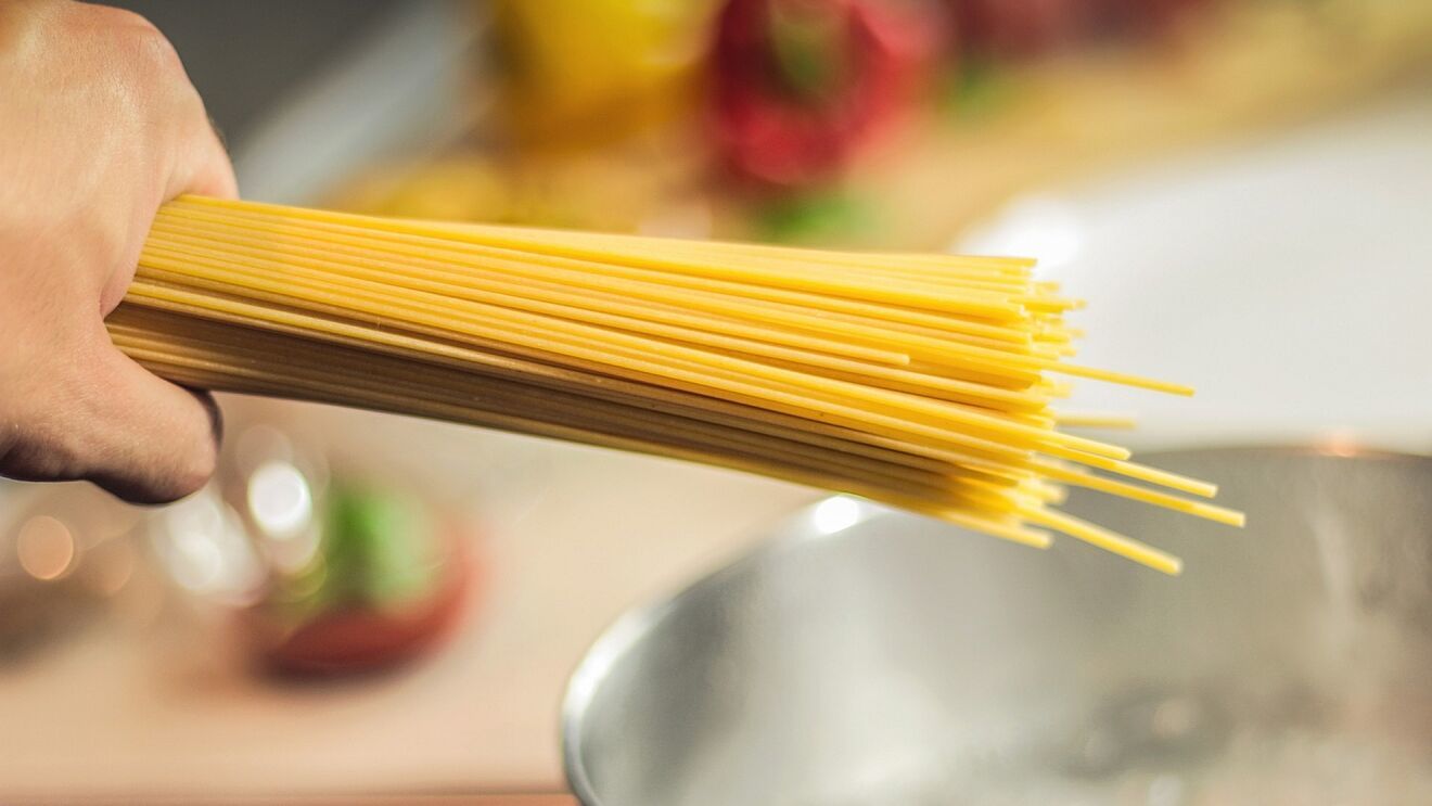 Gama de Malgastar administración Para qué sirve el agujero de la cuchara de servir los espaguetis? | Marca