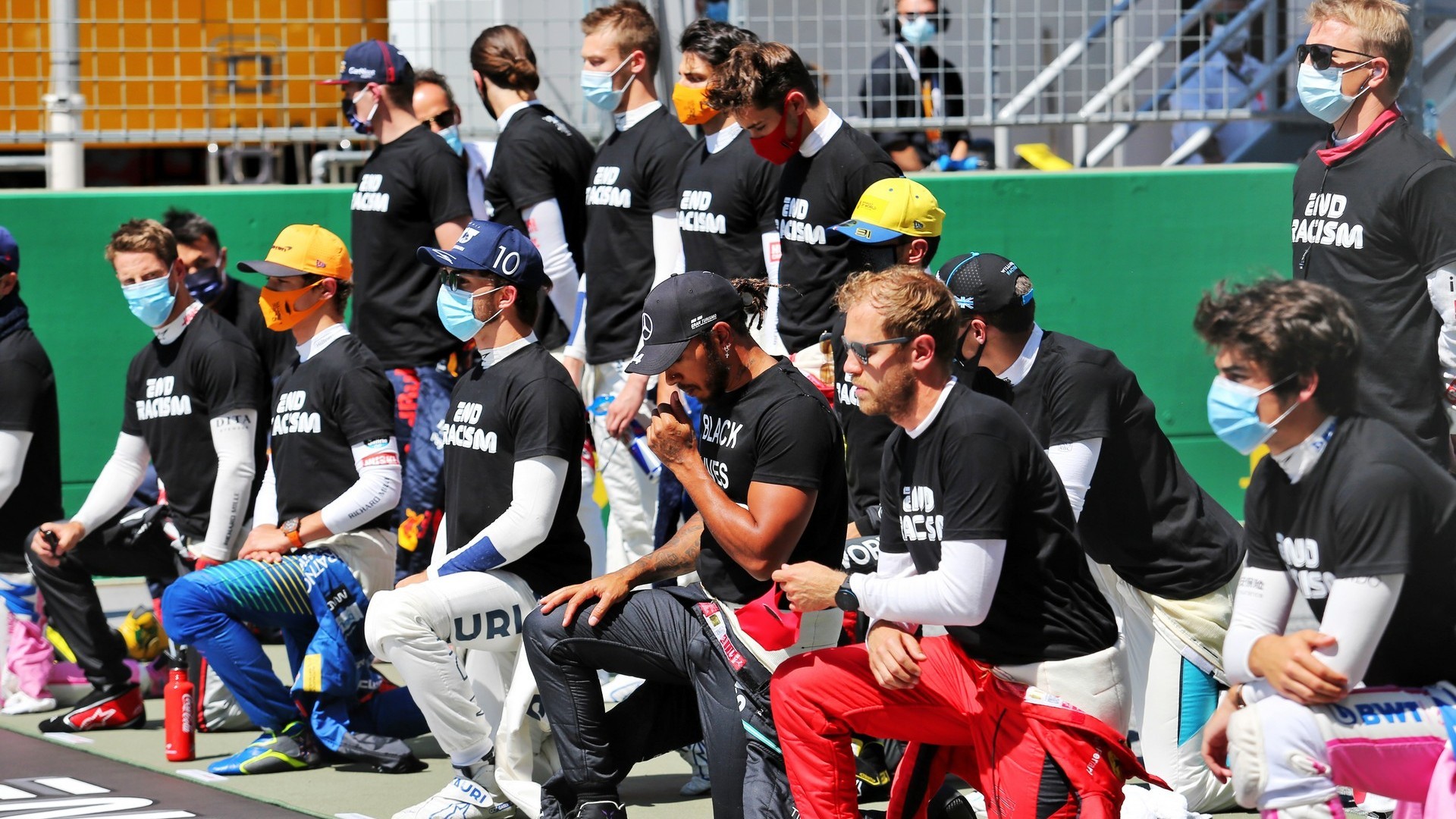 Vettel, Hamilton y Norris, entro otros, arrodillados antes de un Gran Premio en 2020.