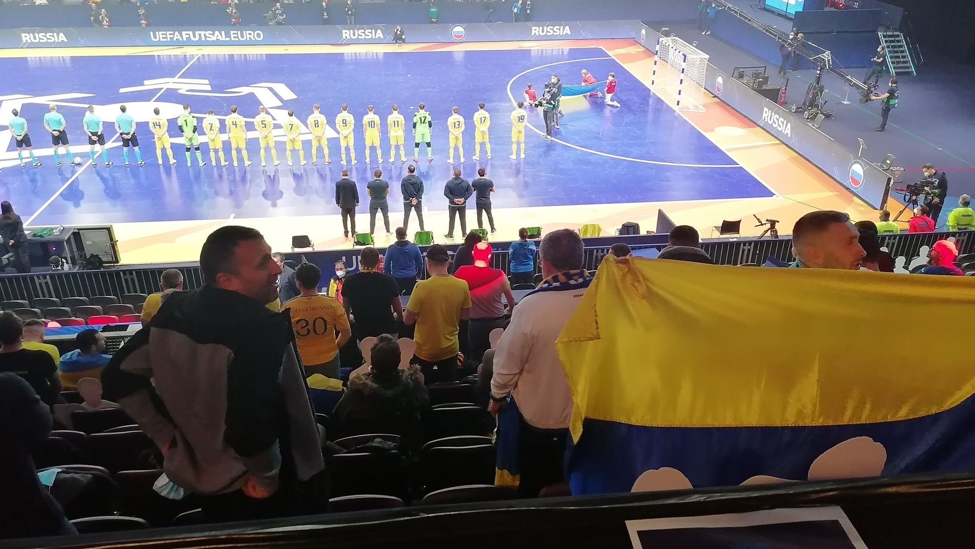 Seguidores ucranianos dan la espalda a la pista mientras suena el himno ruso
