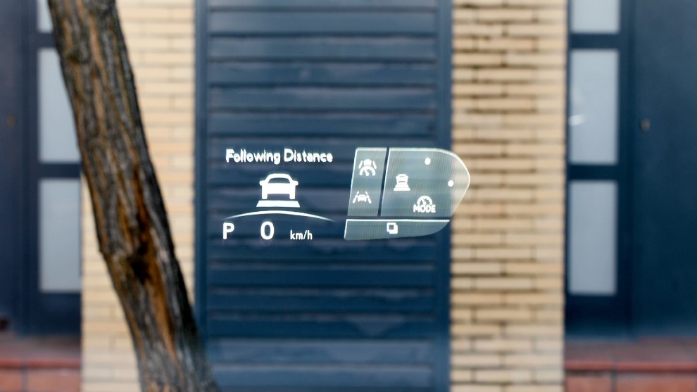 Al tocar los botones del volante, su disposicin aparece en el Head Up Display.