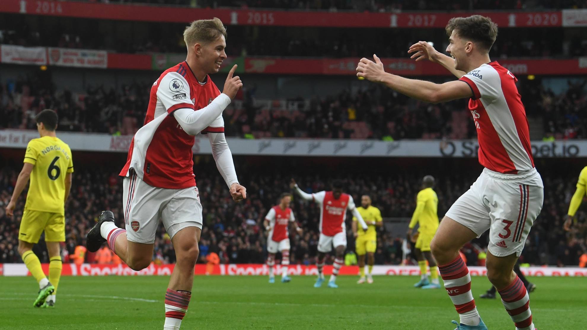 Arsenals Emile Smith Rowe (L) celebrates after scoring the 1-0.