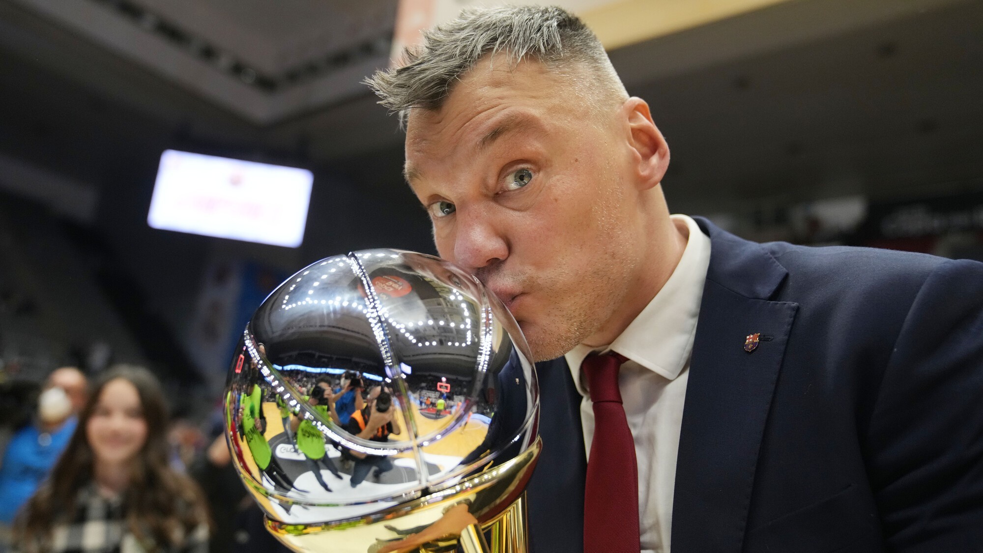 Sarunas Jasikevicius besa el trofeo de la Copa del Rey.