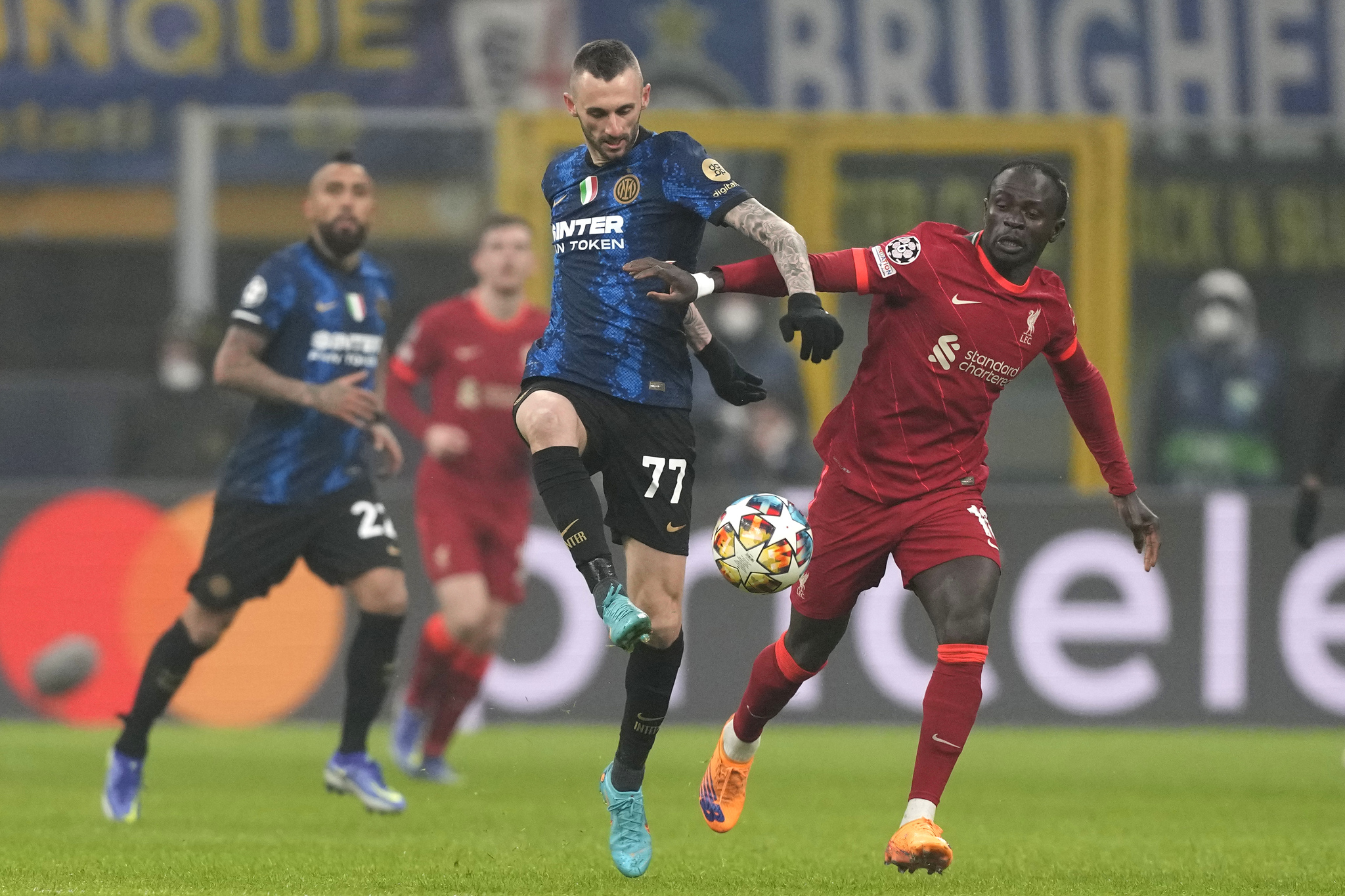 Marcelo Brozovic, del Inter de Milán, ante el Liverpool