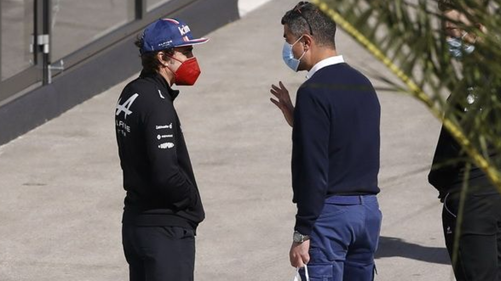 Masi habla con Alonso.