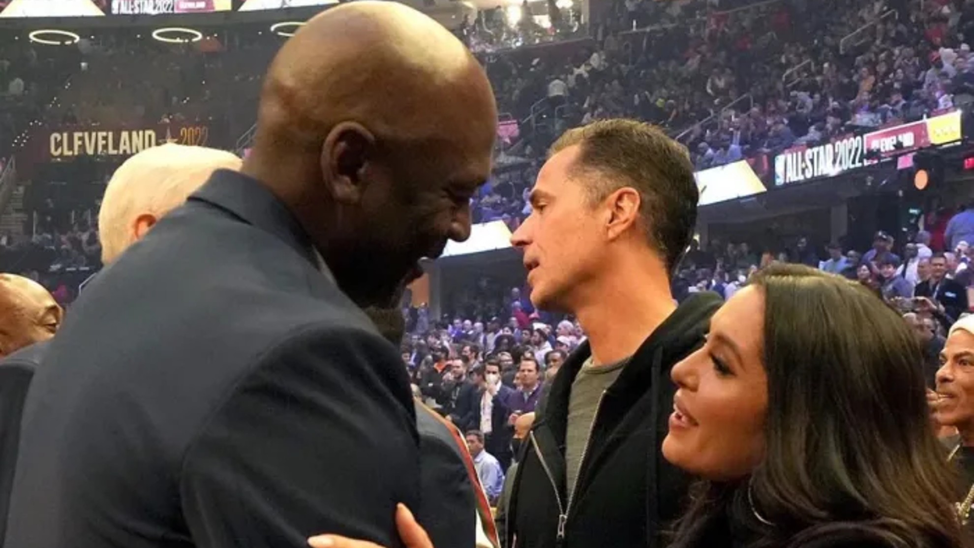 Imagen en la que Michael Jordan se acercó a saludar a Vanessa Bryant, antes de darla un sentido abrazo.