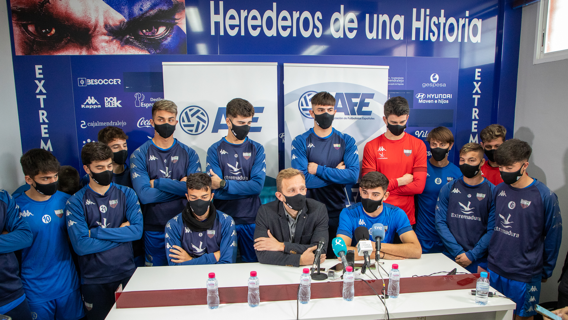 Los jugadores del Extremadura, junto a Diego Rivas, de AFE, en la rueda de prensa de este jueves.
