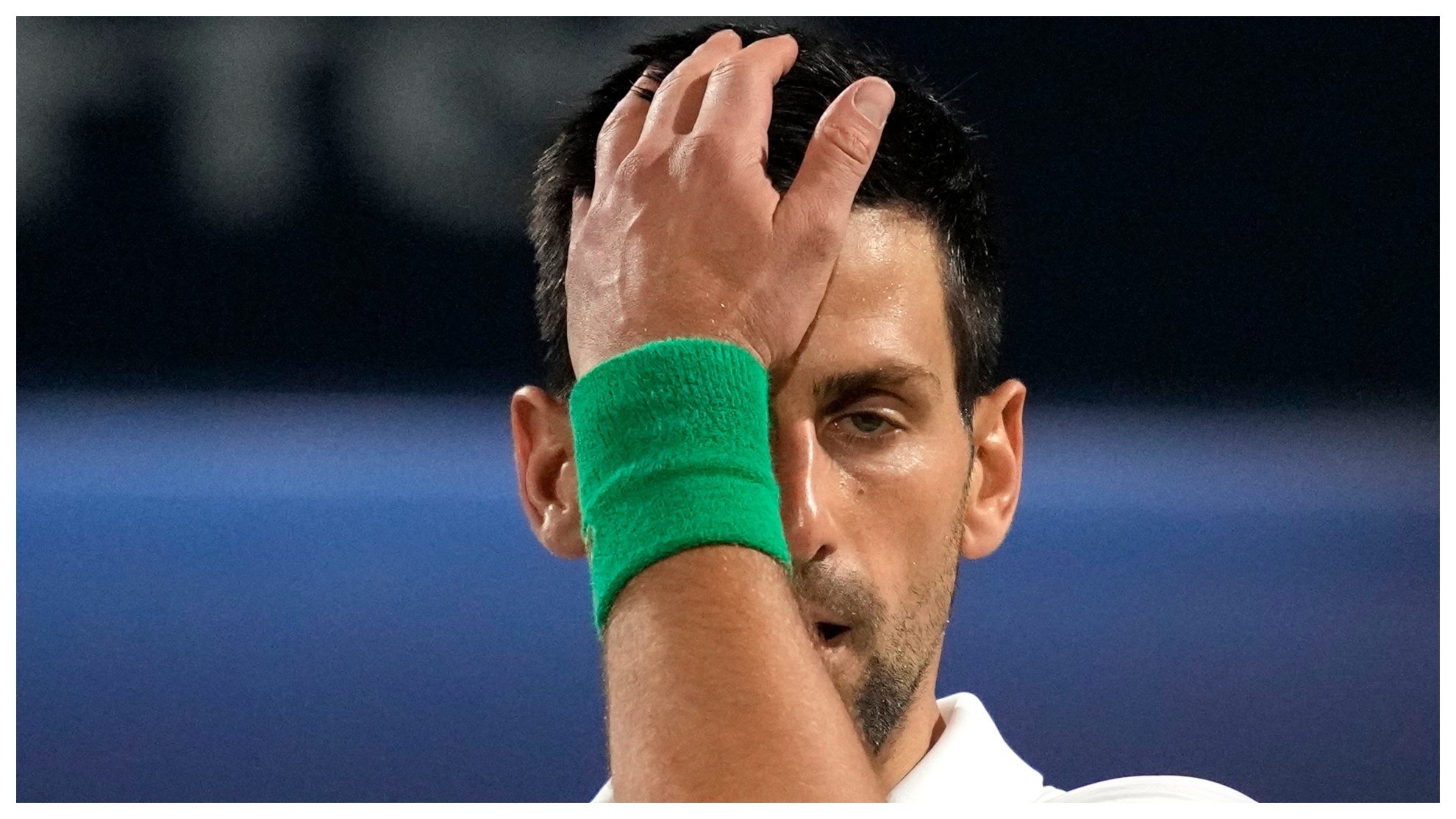 Novak Djokovic se lleva la mano a la cara tras perder un punto ante Jiri Vesely.