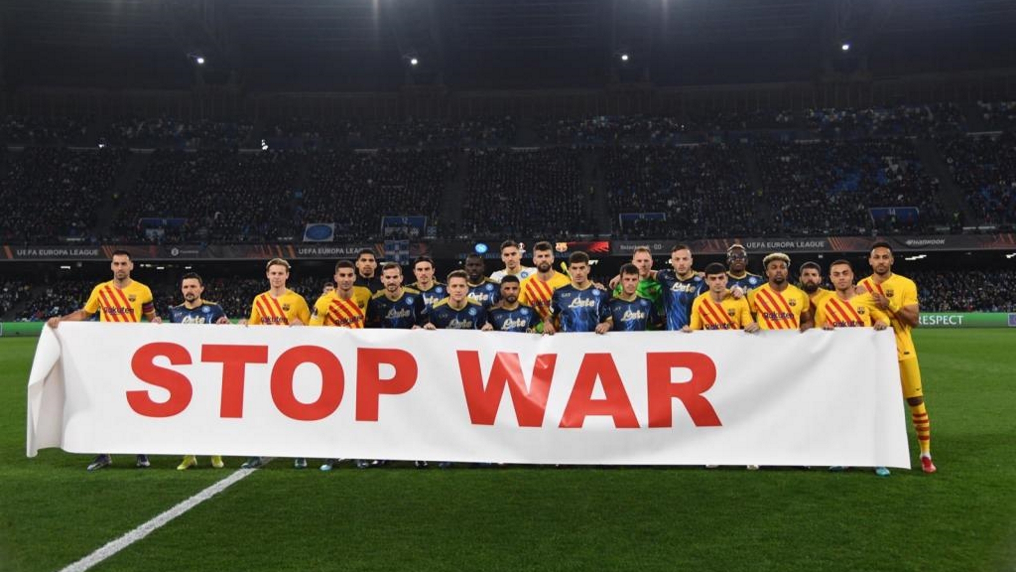 Imagen de la pancarta mostrada por los futbolistas antes del partido.