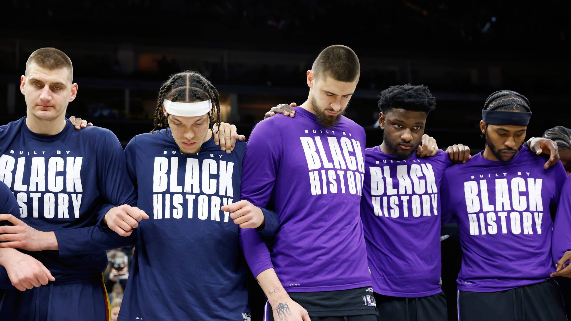 Moment: NBA players hold a moment of silence in solidarity with Ukraine