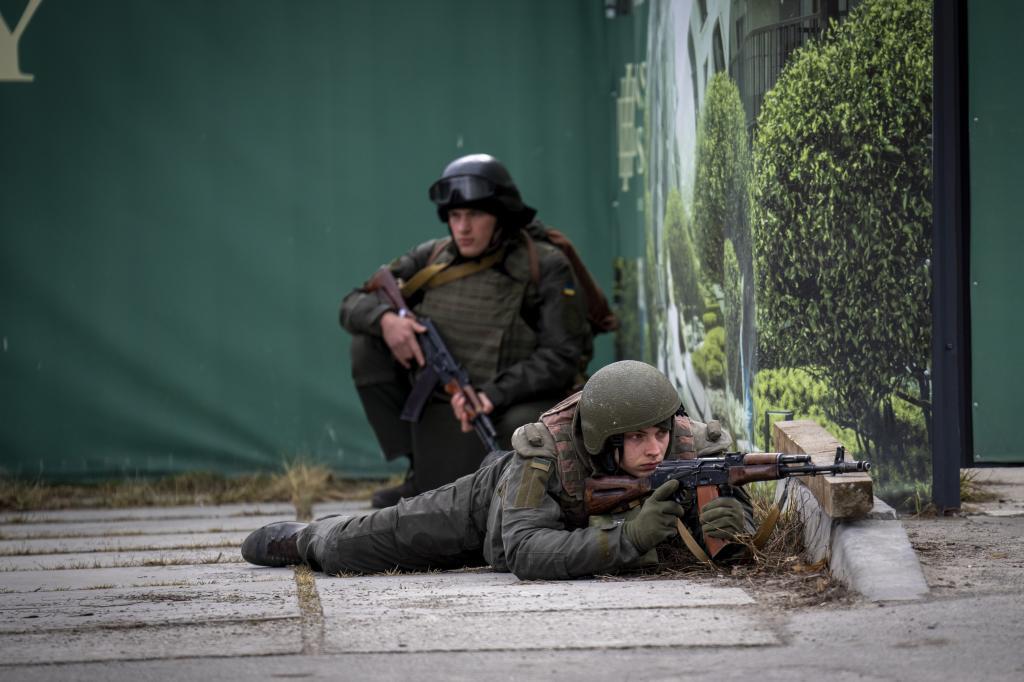 Soldados ucranianos combaten en Kiev