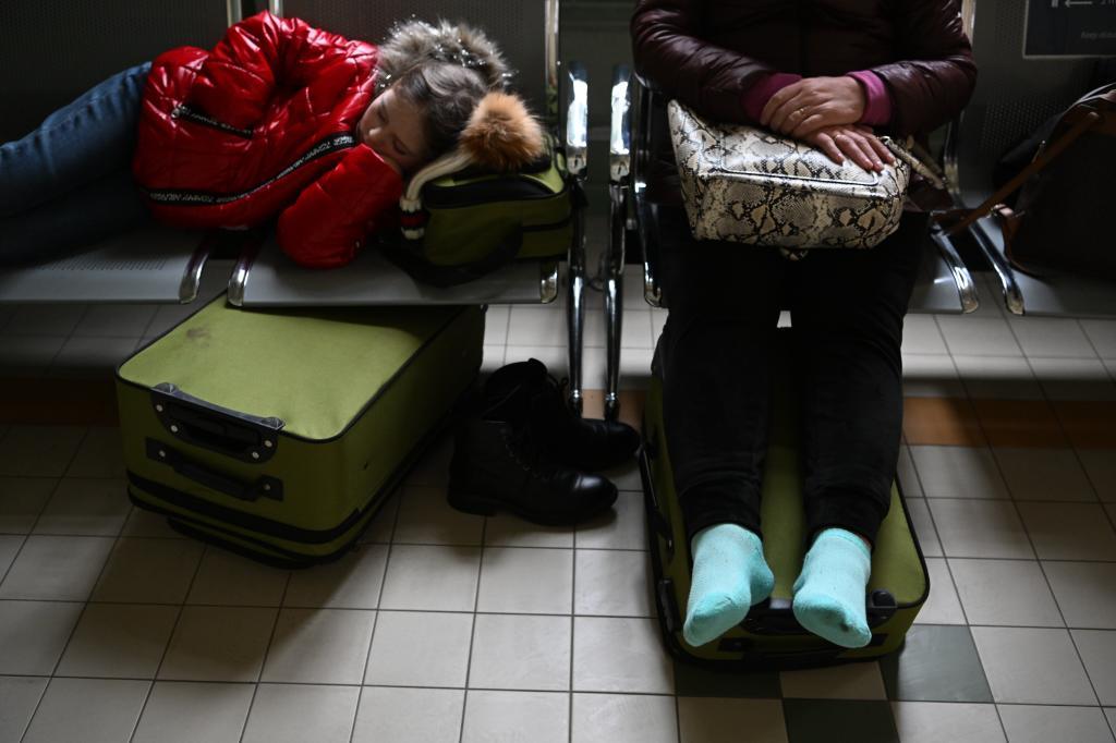 Refugiados ucranianos en un puesto de socorro en Polonia