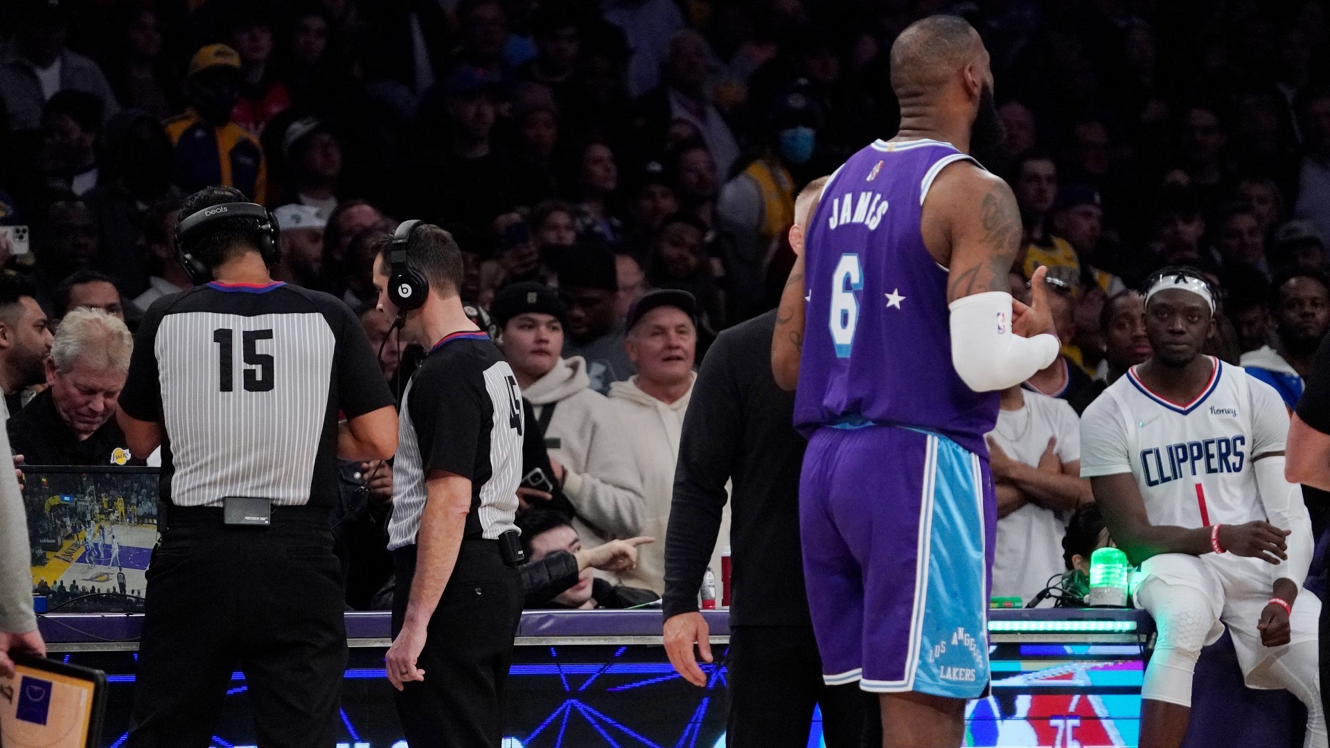 Los árbitros revisan una jugada durante el partido entre los Lakers y los Clippers.