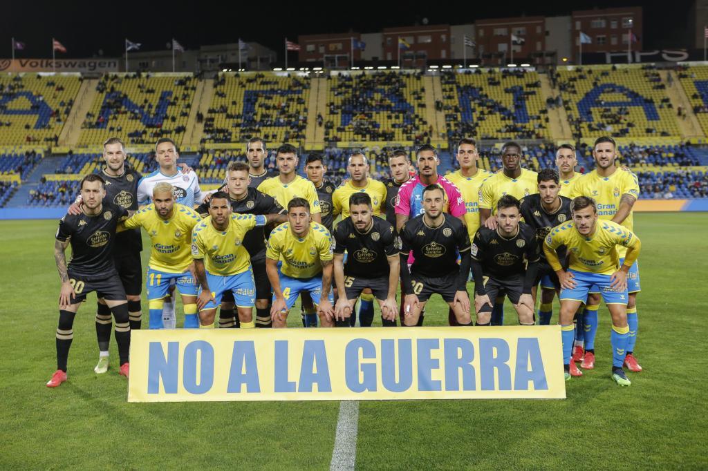 Las Palmas y Lugo posan con la pancarta del 'No a la Guerra' en su encuentro de Segunda Divisin