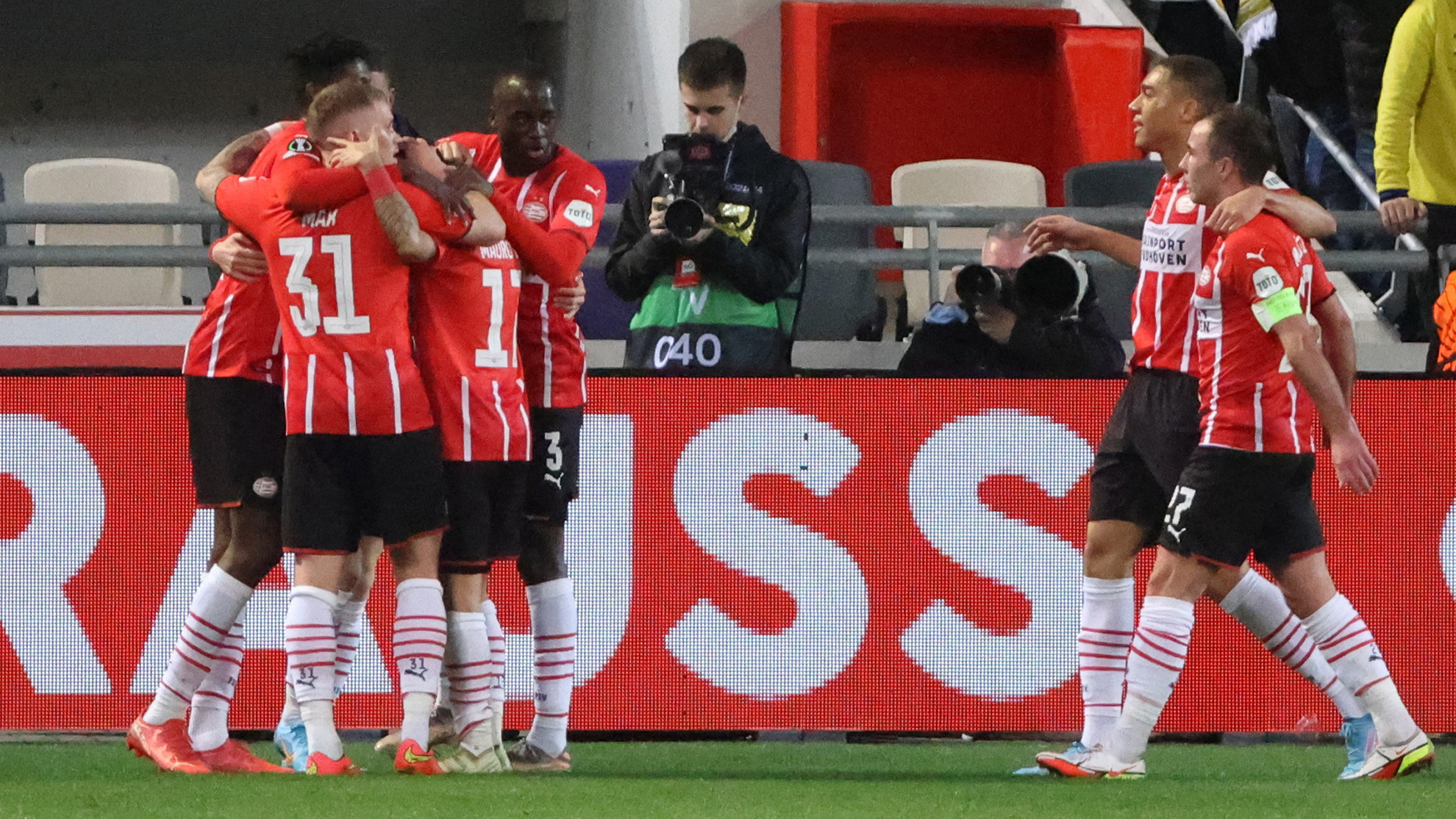 El PSV aprovecha el descalabro del Ajax para acortar distancias en la Eredivisie