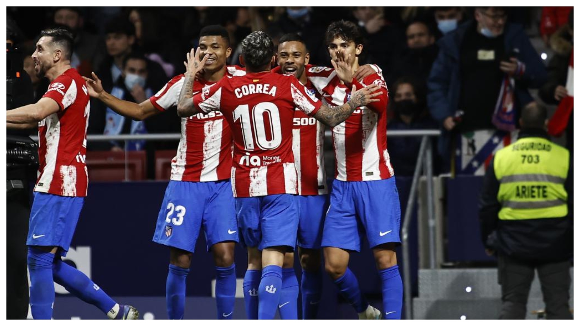 Los jugadores del Atlético celebran el primer gol de Lodi.