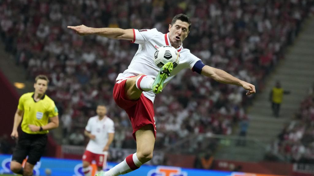 Lewandowski controla un balón en el aire en un partido con su selección.