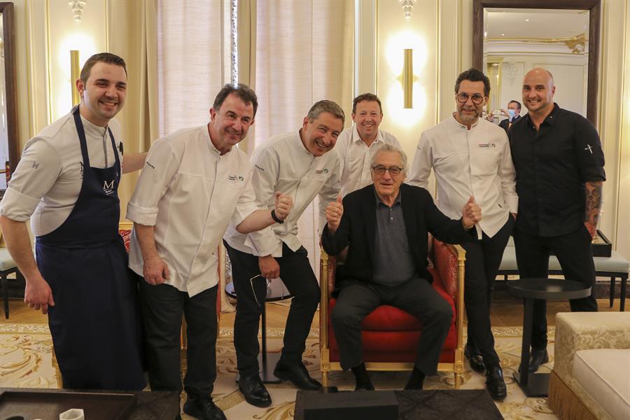 Robert De Niro posa junto a los chefs encargados de preparar un men especial para l en pago por aceptar apadrinar el congreso gastronmico Madrid Fusin de 2021 /