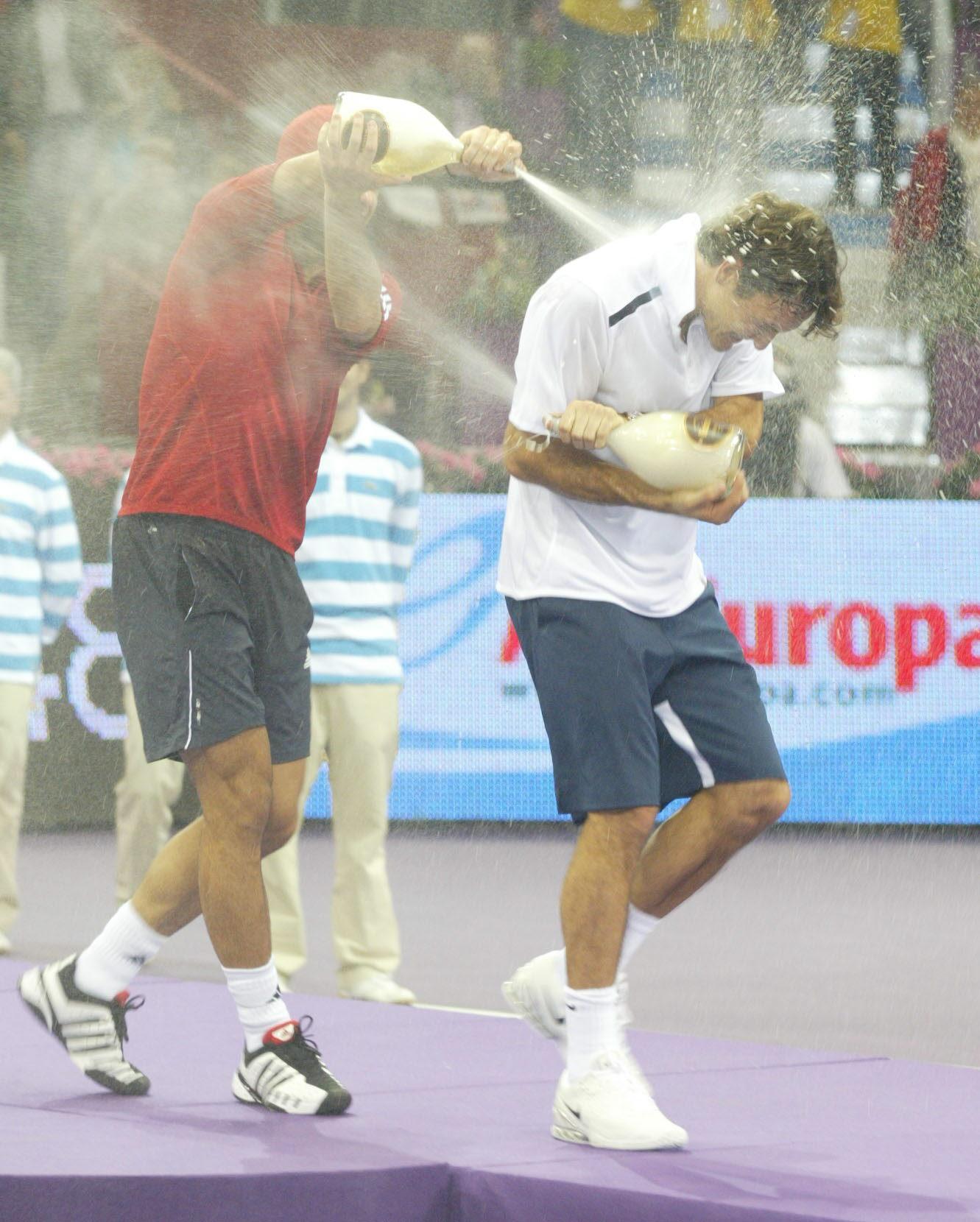 Fernando Gonzáles 'felicitió' a Federer a su modo.