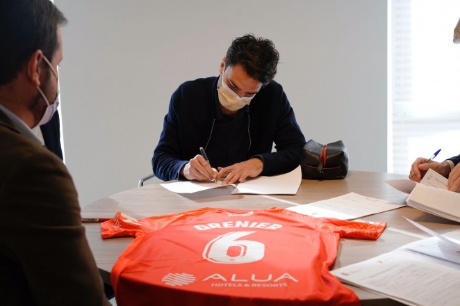 Clment Grenier, durante su firma como nuevo jugador del Mallorca