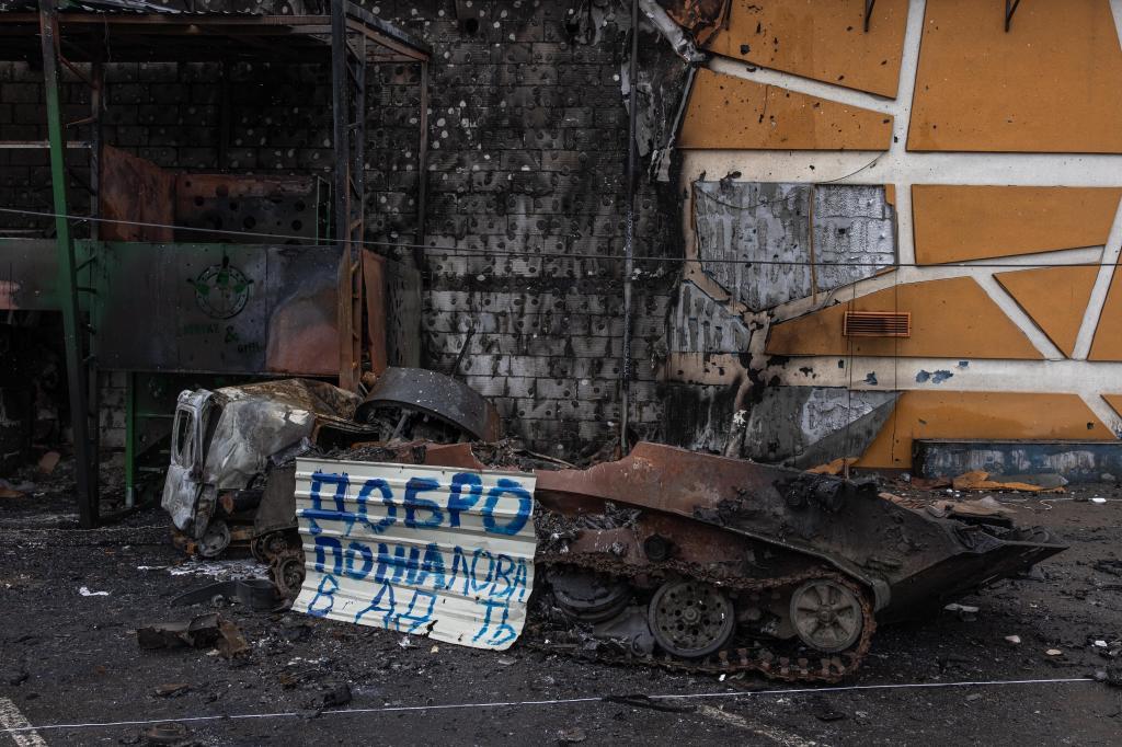 Vehiculo ruso destruido cerca de Kiev: en el cartel pone "bienvenido al infierno"