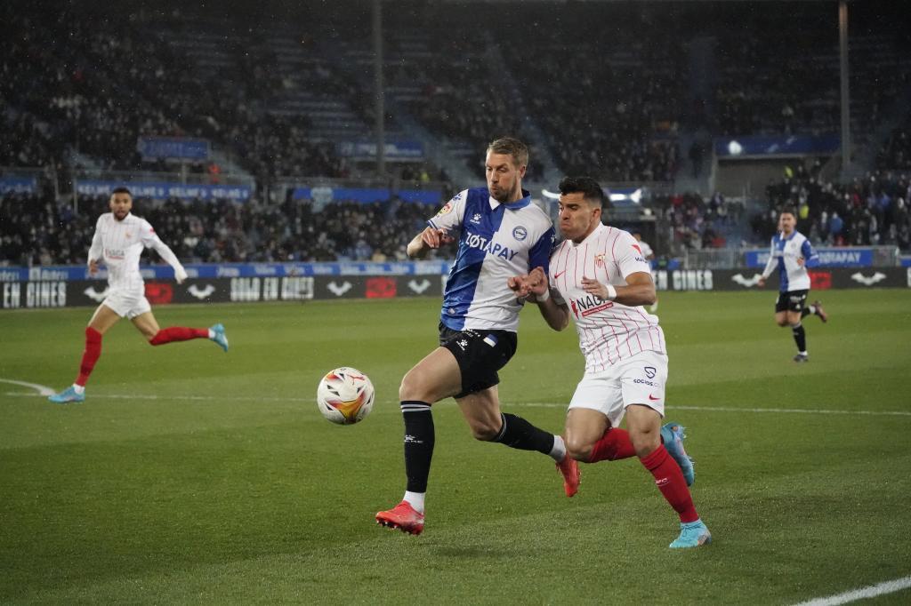Lejeune intenta cortar la internada de Acuña durante el último Alavés-Sevilla  / Lino González