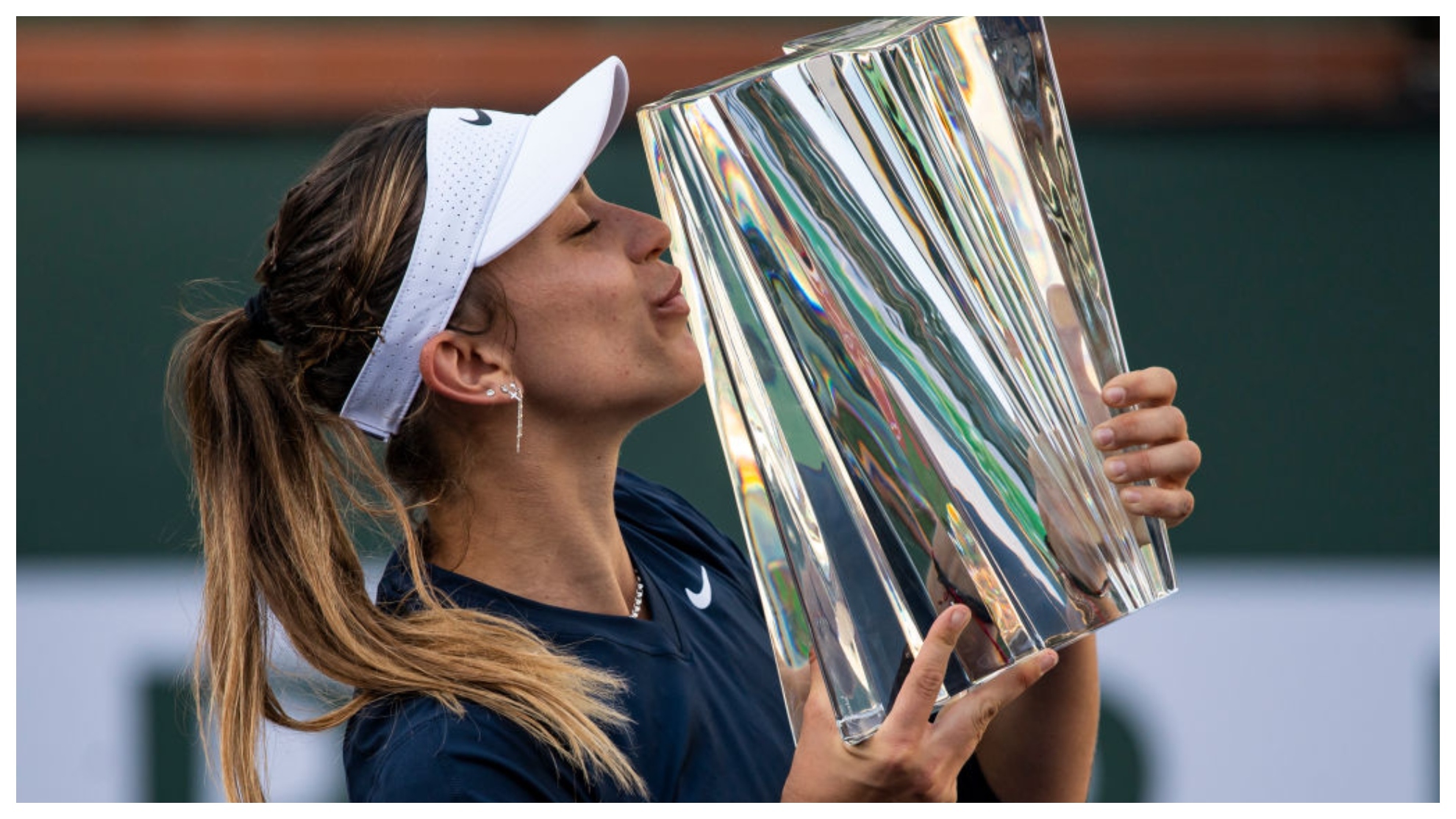 Badosa besa el trofeo de Indian Wells