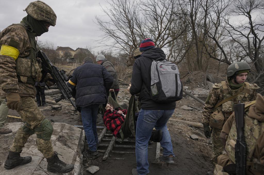 Soldados ucranianos ayudan a la evacuacin de civiles